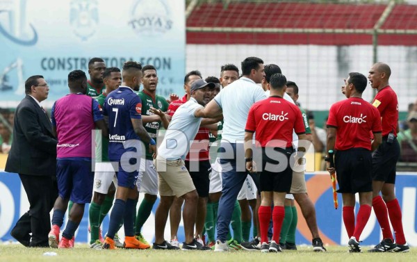 Diego Vázquez y Jorge Pineda se empujaron en el medio tiempo.