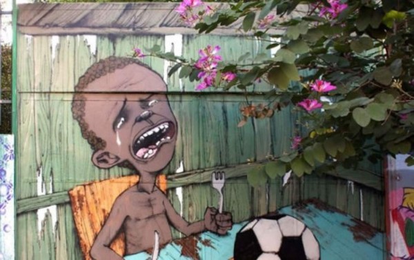 Niño llora de hambre ante un balón, viral del Mundial de Brasil