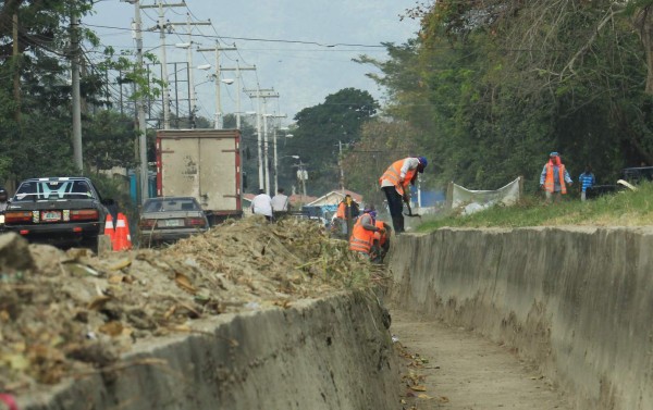 Limpian canales y tragantes de aguas lluvias