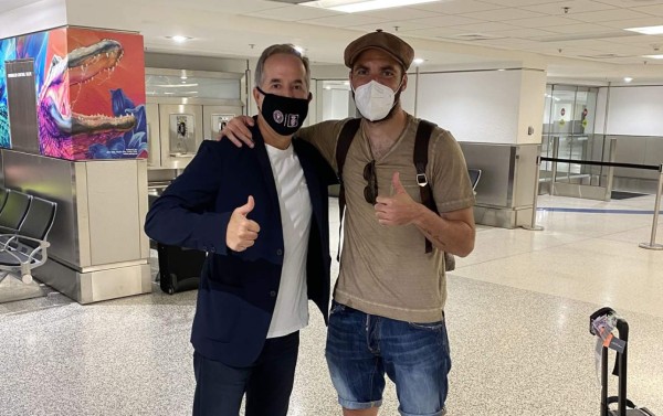 Gonzalo Higuaín aterriza en Estados Unidos para cerrar su fichaje con el Inter Miami de Beckham