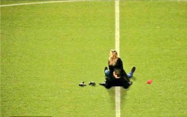 Pareja finge tener intimidad en estadio inglés