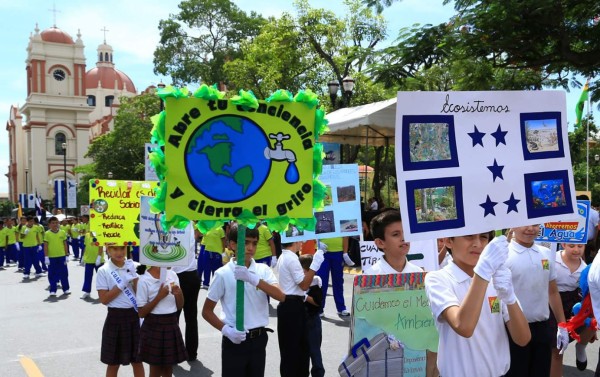 Estudiantes hondureños desfilan en San Pedro Sula en honor a la patria