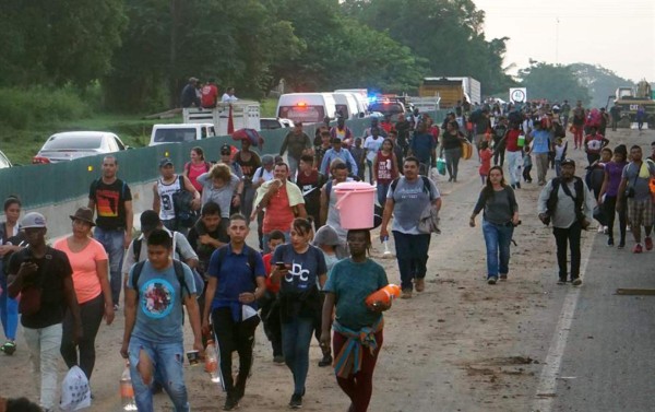 Unos 2.000 migrantes marchan en caravana desde la frontera sur de México