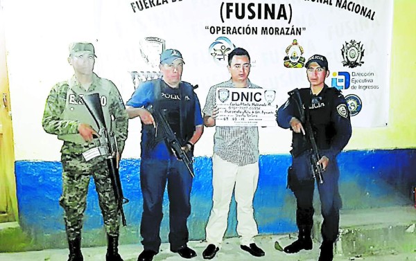 Investigan a taxista por asesinatos de 15 mujeres