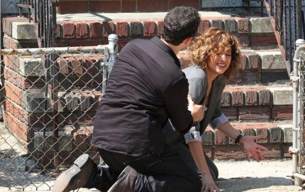 Jennifer López se cae de escaleras