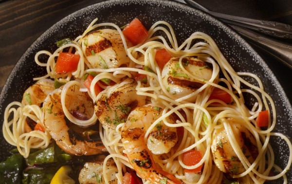 Espaguetis picantes con camarones  