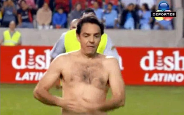 Eugenio Derbez corre sin ropa y detiene un partido de fútbol