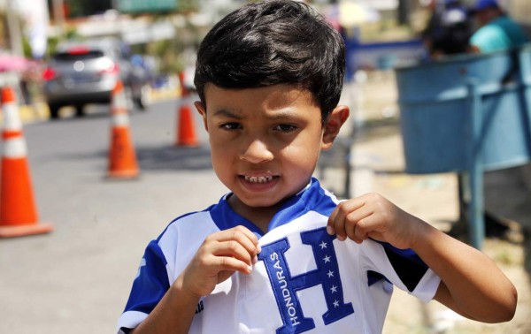 El pequeño Sebastián se roba la atención previo a El Salvador-Honduras