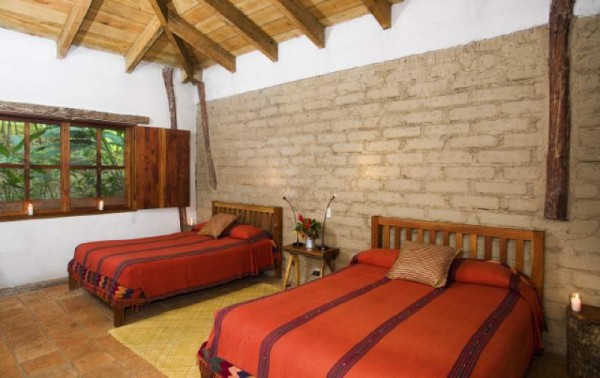 Las confortables habitaciones hechas de adobe cuentan con camas construidas de madera de cedro. Sin duda ambiente acogedor para una placentera estadía.