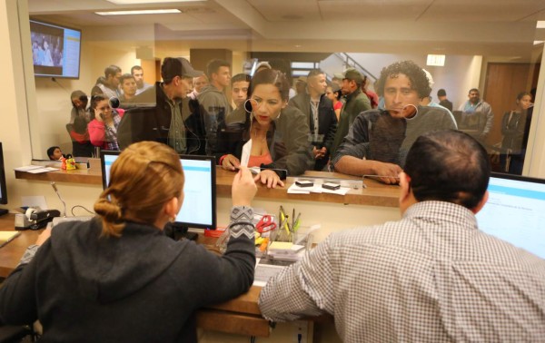 Entre lágrimas, hondureños en EUA esperan les amplíen el TPS