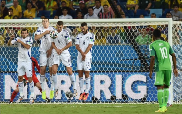 Nigeria se acerca a octavos del Mundial con polémico triunfo sobre Bosnia