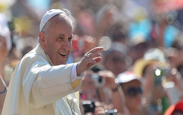 Francisco dice que andar en el papamóvil es estar en una 'lata de sardinas'
