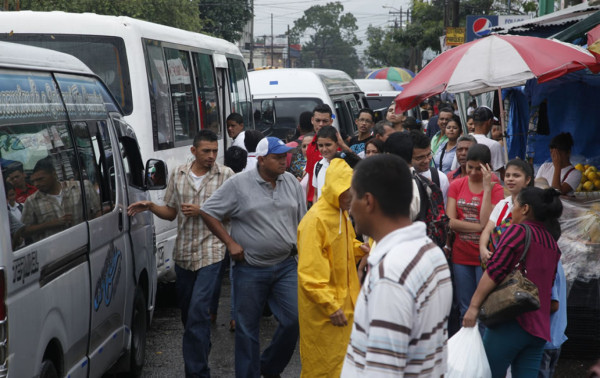 Conductores sampedranos atorados en infernal caos vehicular
