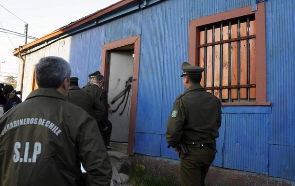 Una perra amamanta a niño abandonado de dos años en Chile