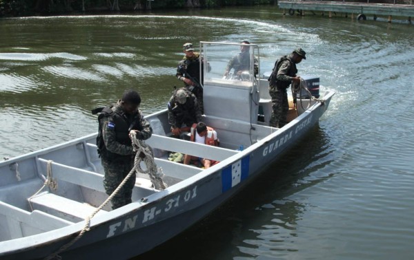 Aferrado a un barril hallan a náufrago hondureño