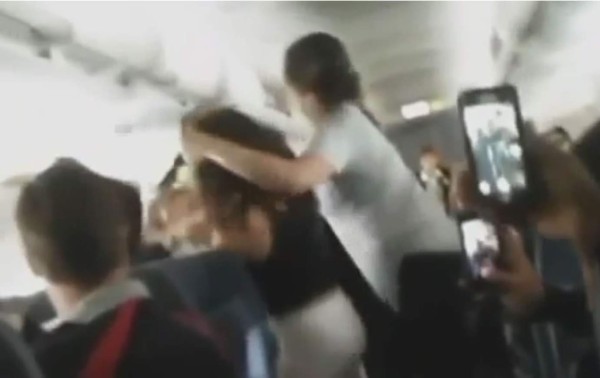 Cinco mujeres protagonizan pelea en avión