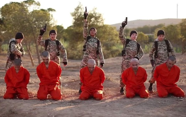 ¿Pequeños terroristas? Isis muestra a 5 niños asesinando rehenes