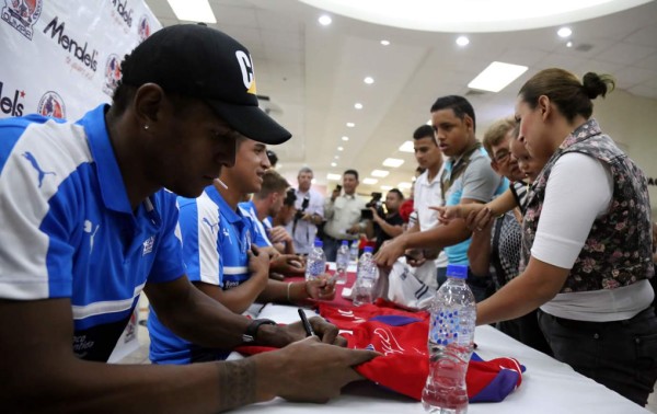 Carlo Costly confirma ofertas del extranjero