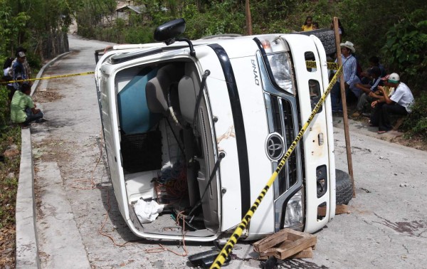 Mueren hondureñas tras volcar camión en El Salvador