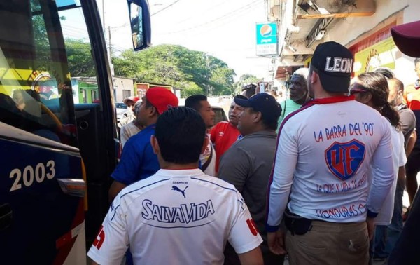 Los aficionados le gritaron de todo a los jugadores del Olimpia a su llegada al estadio Ceibeño.