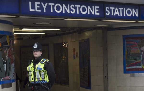 Hombre ataca a puñalas a varias personas en metro de Londres