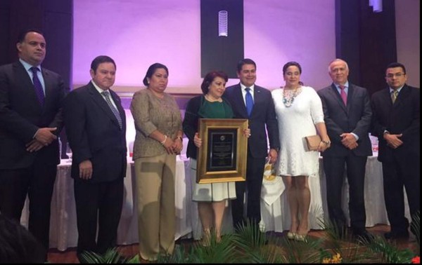 Entregan el Álvaro Contreras a directora de Diario LA PRENSA