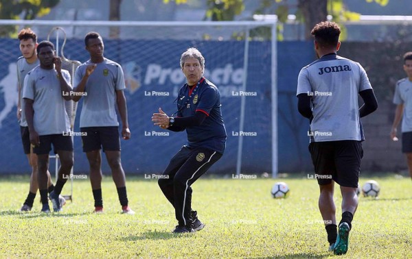 Carlos Restrepo retomó trabajos en el Real España con la mira en Panamá