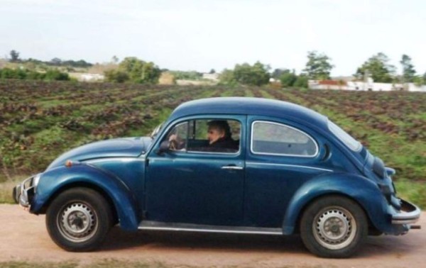 Pedía aventón y nadie paraba, apareció el presidente Mujica y lo llevó