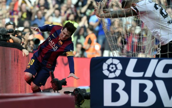 Video: Messi se pegó un duro golpe con la cara en el suelo tras su gol