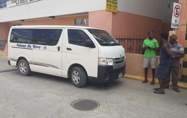 Dos heridos deja atentado contra microbús en Roatán, Islas de la Bahía