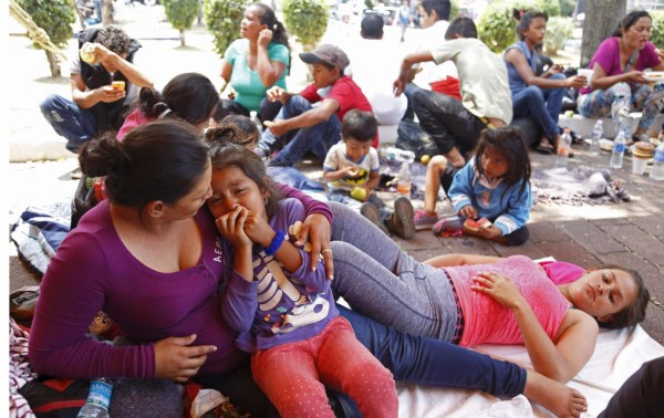 MEX33. PUEBLA (MÉXICO), 07/04/2018.- Vista de migrantes centroamericanos hoy, sábado 7 de abril de 2018, durante su tercer día en la iglesia de La Asunción, en el estado de Puebla (México). El rostro más amargo de la caravana 'viacrucis del migrante' es el de las mujeres, niños y personas mayores que desde hace más de quince días recorren con rumbo incierto México, en busca de un sueño americano que se convirtió en pesadilla. EFE/Francisco Guasco