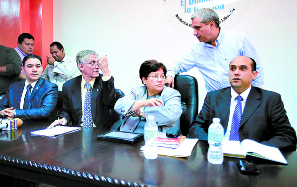 Suspenden funciones a 22 jefes del IHSS