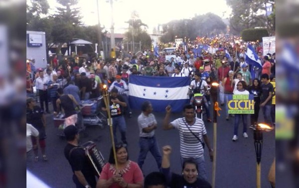 Indignados marchan con antorchas nuevamente en Tegucigalpa