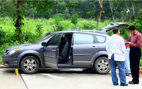 Hallan tres cadáveres dentro de camioneta en San Pedro Sula