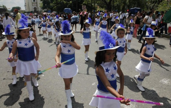 Escolares desfilan hoy conmemorando el Día de la Independencia de Honduras