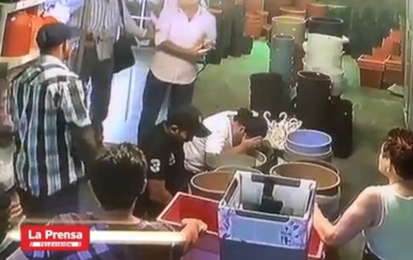 Video: Así asaltan a dos señoras en tienda de San Pedro Sula