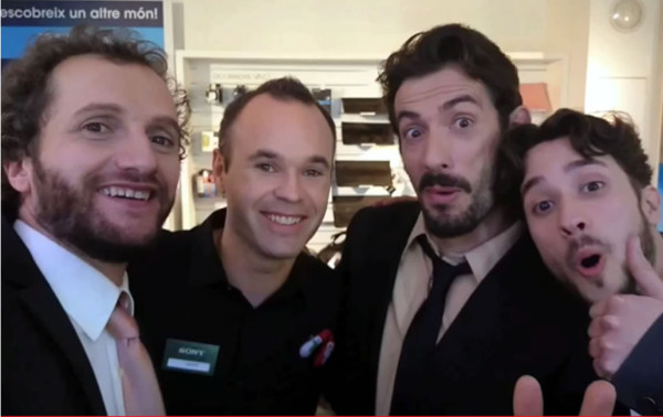 Video: Iniesta, dependiente por un día en Sony Store Barcelona