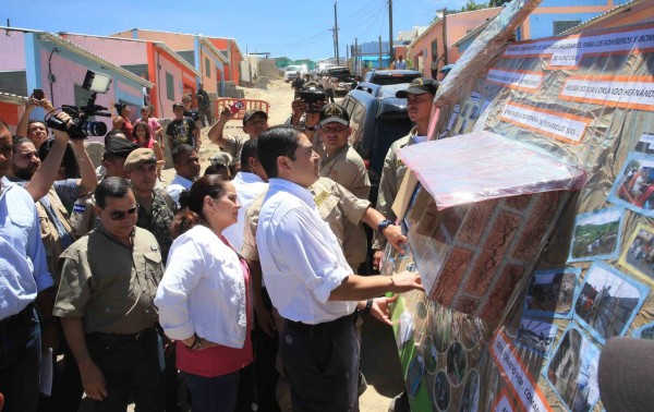 Pareja presidencial entrega viviendas en Villa Peniel