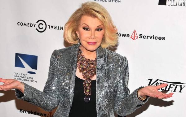 Joan Rivers sigue grave, famosos oran por su salud