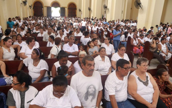 Porteños rompen récord parroquial al cruzar la Puerta Santa de catedral