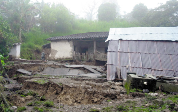 Deslave sepulta dos caseríos