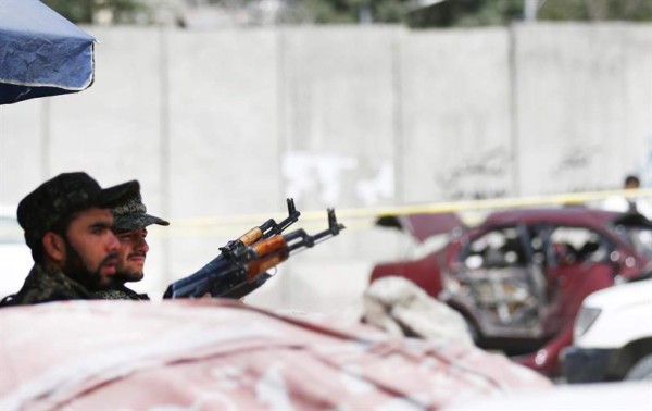 Talibanes ahorcan en público a seis rehenes en Afganistán  