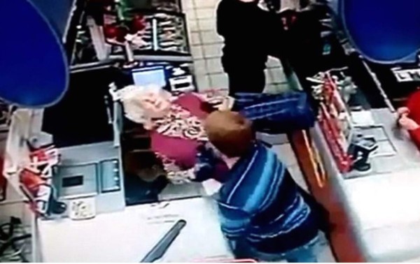 Salvaje golpe a anciana la deja inconsciente en un supermercado