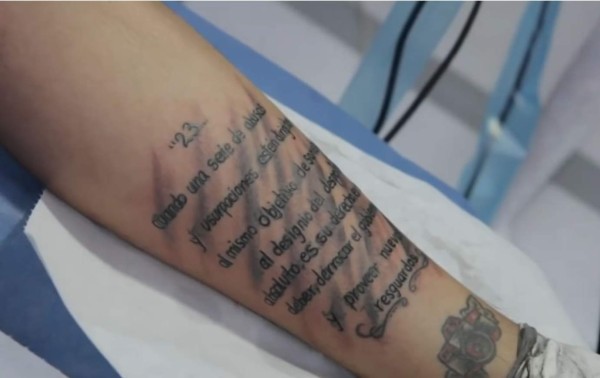 Así se corrigen tatuajes con errores ortográficos