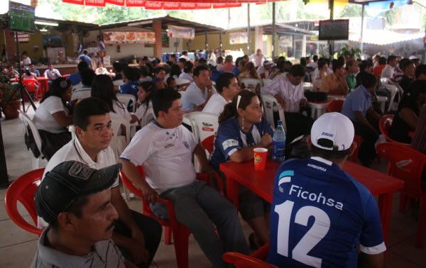 Hondureños alzan su voz: 'Perdimos con dignidad'