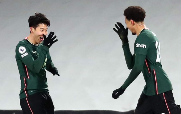 El Tottenham derrotó a domicilio al Fulham gracias a un autogol.