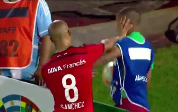 VIDEO: Jugador de River Plate dio una bofetada a un rocogepelotas