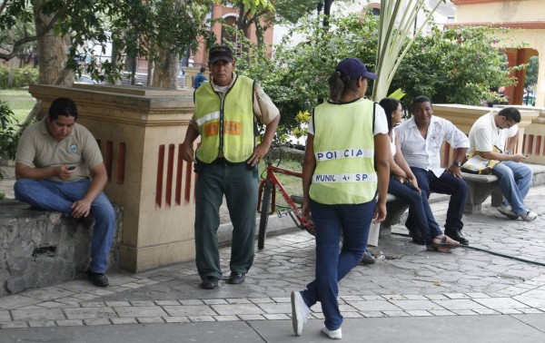 Estudiantes sampedranos le sacan ventaja al Internet en el parque