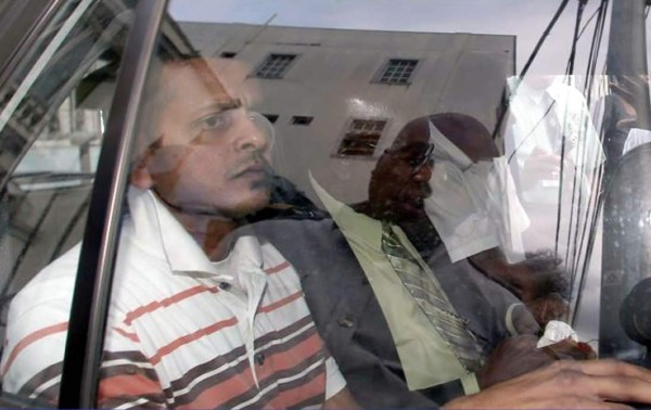 Jack Warner sale de prisión en Trinidad y Tobago en ambulancia