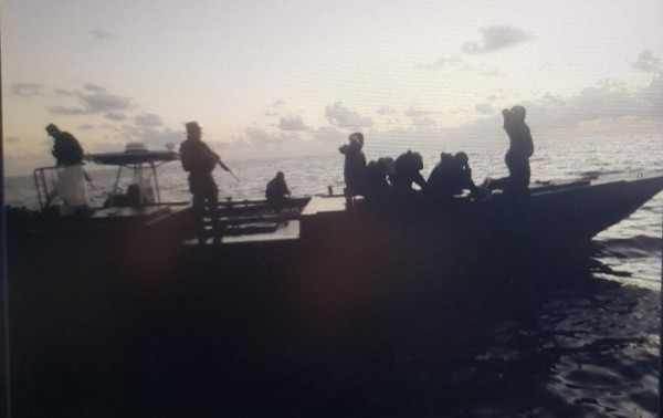 La embarcación está siendo inspeccionada.